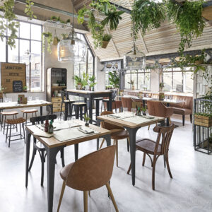 Salle à manger moderne avec style industriel