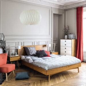 Chambre contemporaine avec lit en bois